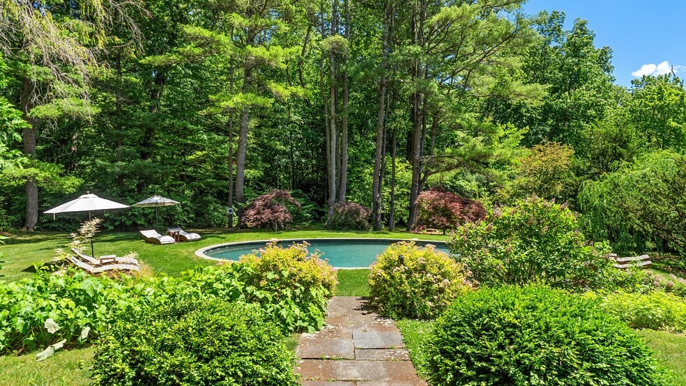 More Photos Of 11 Hawthorne Rd, Lenox Hotel For Sale