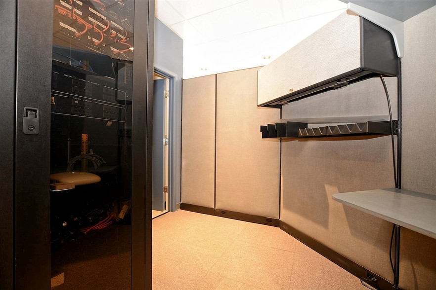 More Photos Of 512 Higgins Rd, Park Ridge Office For Lease
