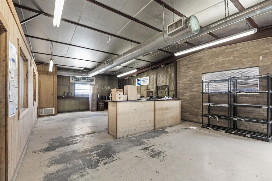 More Photos Of 2305 N Main St, Cleburne Flex For Sale