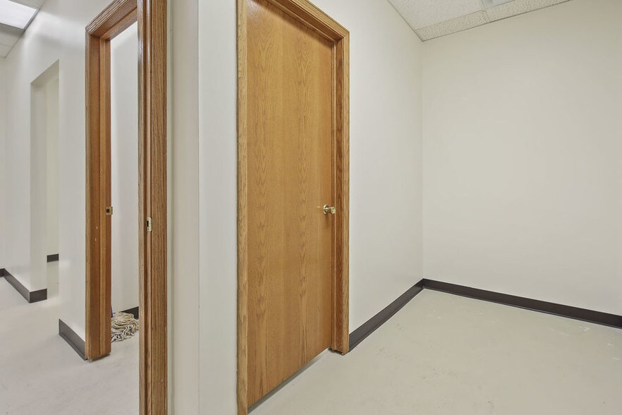 More Photos Of 110-114 S Rum River Dr, Princeton General Retail For Lease