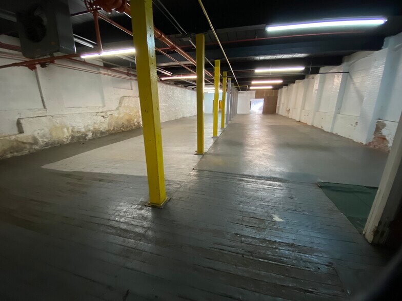 More Photos Of 25 Esten Ave, Pawtucket Showroom For Lease