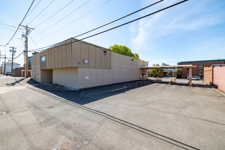 More Photos Of 501 N Olympic Ave, Arlington Bank For Lease