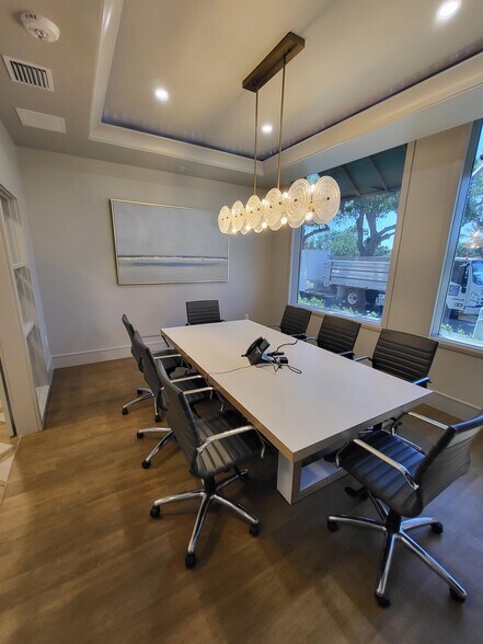 More Photos Of 3200 Tamiami Trl N, Naples Storefront Retail Office For Lease