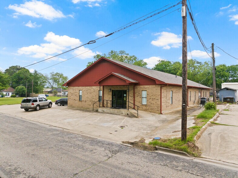 Primary Photo Of 107 E 11th St, Mount Pleasant Office For Sale