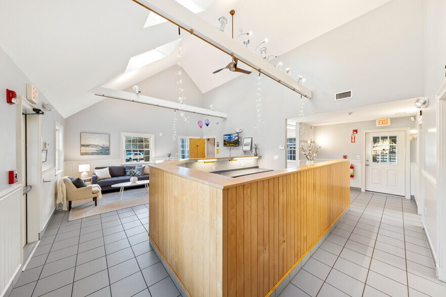 More Photos Of 25 Carlisle Rd, Westford Veterinarian Kennel For Sale