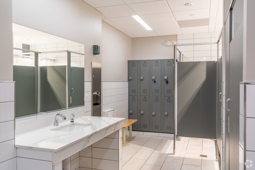 More Photos Of 2333 Waukegan Rd, Bannockburn Unknown For Lease