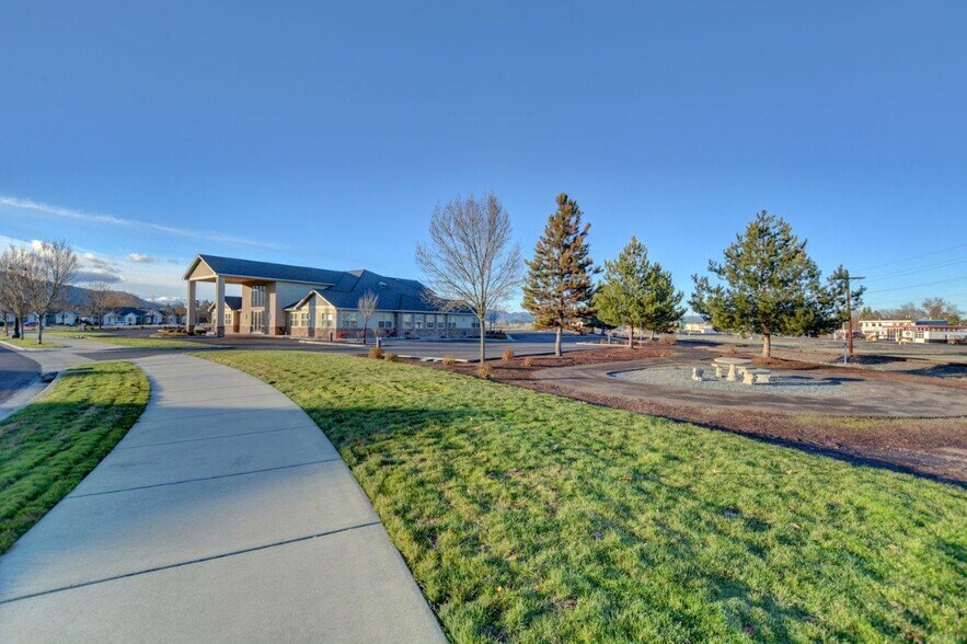 More Photos Of 444 S Haskell St, Central Point Office For Lease