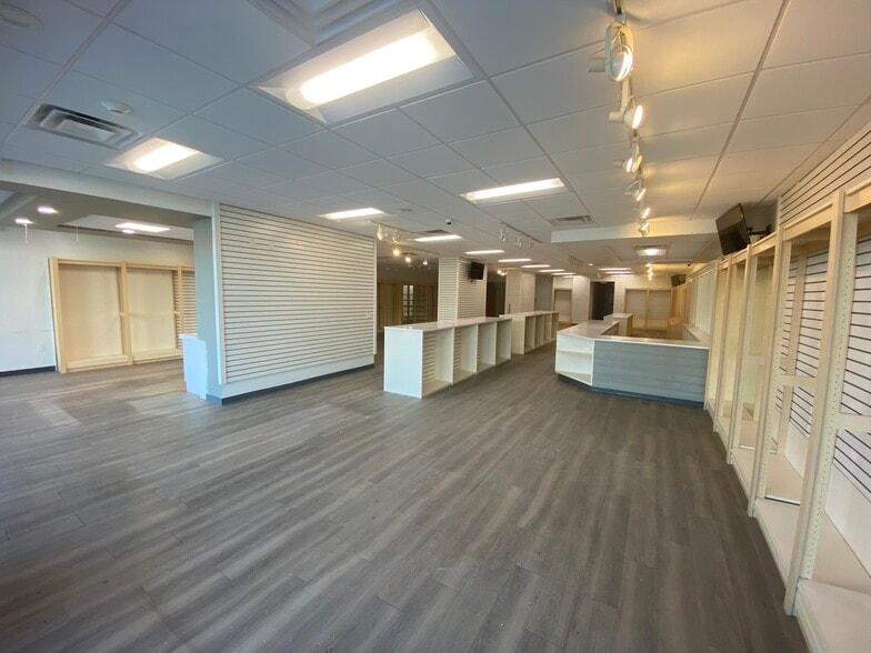 More Photos Of 52-60 LaSalle Rd, West Hartford Storefront Retail Office For Lease