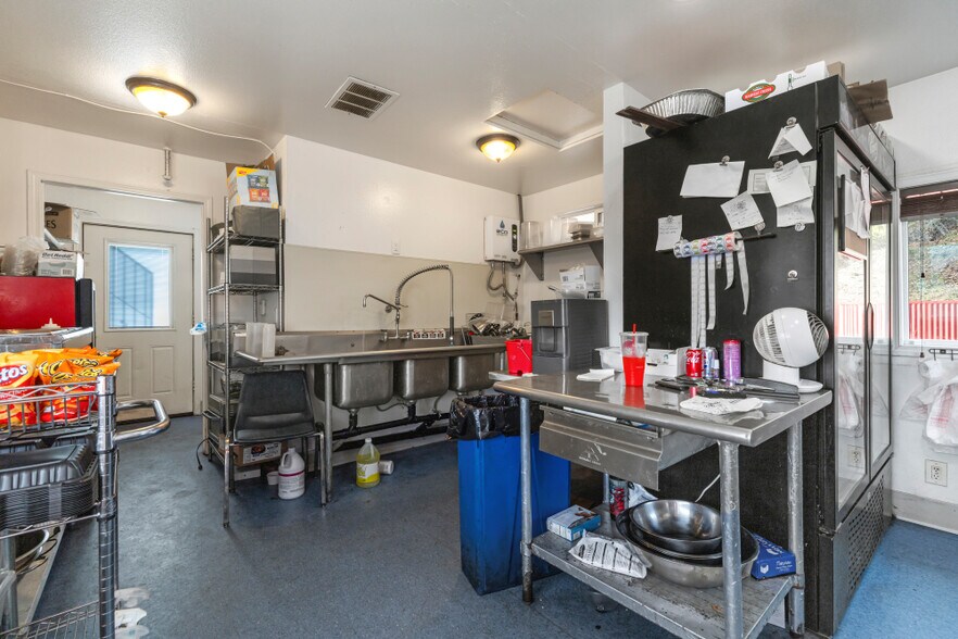 More Photos Of 1414 Oregon Ave, Klamath Falls Office For Sale
