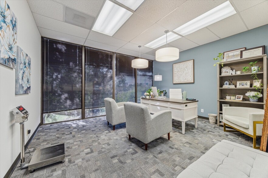 More Photos Of 9525 Katy Fwy, Houston Office For Lease