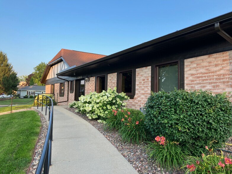 Primary Photo Of 1305 Chestnut St, West Bend Medical For Lease