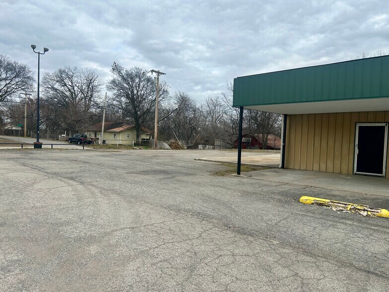 More Photos Of 201 S McQuarrie Ave, Wagoner Flex For Sale