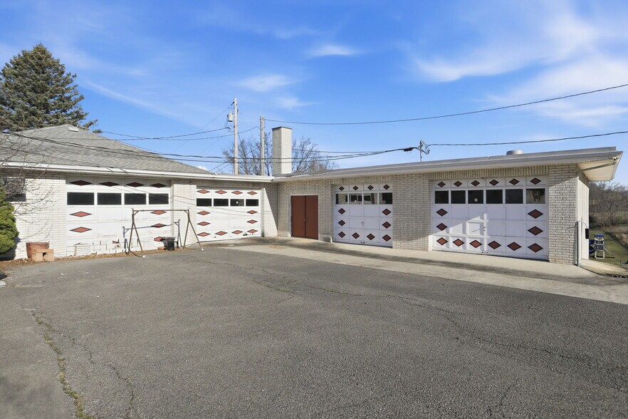 More Photos Of 501 S Breezewood Rd, Breezewood Specialty For Sale