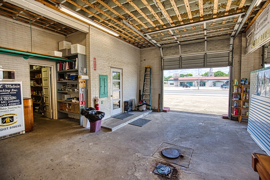 More Photos Of 931 Walnut St, Columbus Flex For Sale