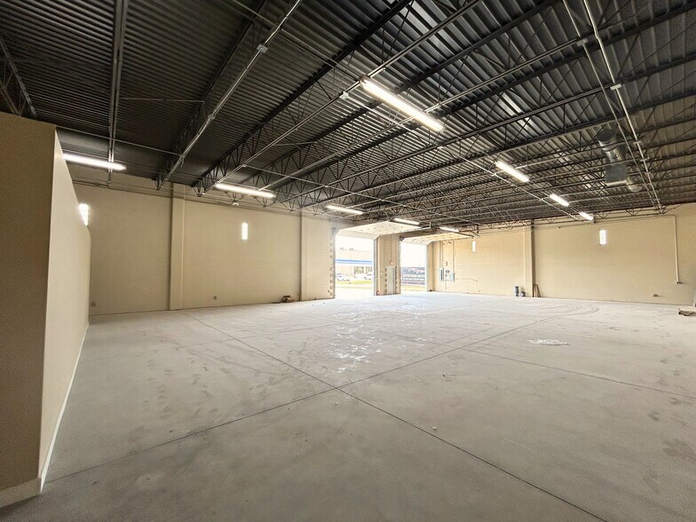 More Photos Of 5611 SW 38th St, Oklahoma City Warehouse For Sale