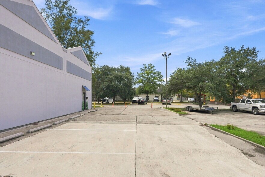 More Photos Of 711 N Causeway Blvd, Mandeville Flex For Lease