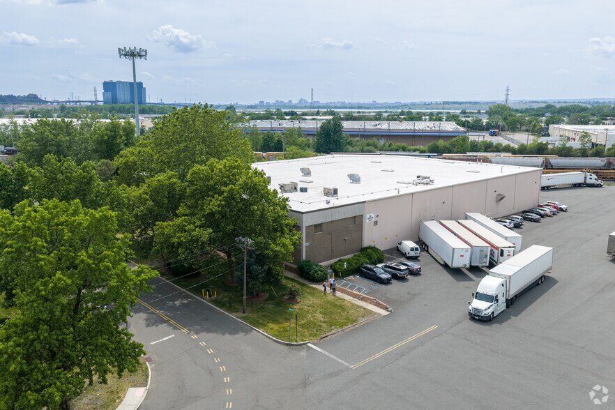 More Photos Of 1 Aquarium Dr, Secaucus Warehouse For Lease