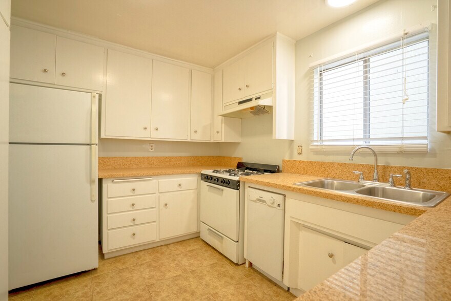 More Photos Of 1635-1639 Seal Way, Seal Beach Apartments For Sale