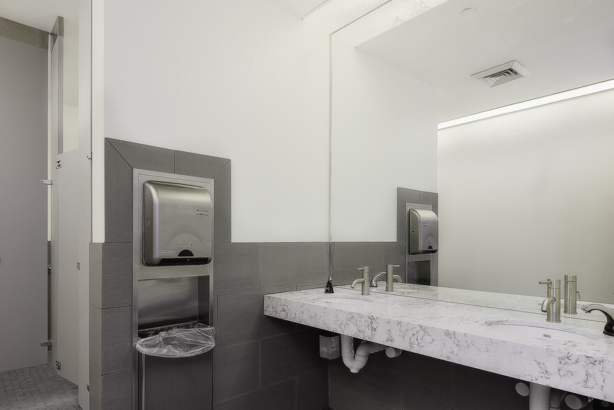 More Photos Of 11301 Fallbrook Dr, Houston Office For Lease