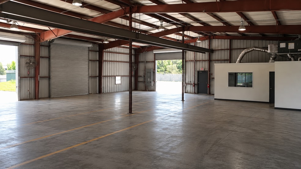 More Photos Of 2702 Drane Field Rd, Lakeland Warehouse For Lease