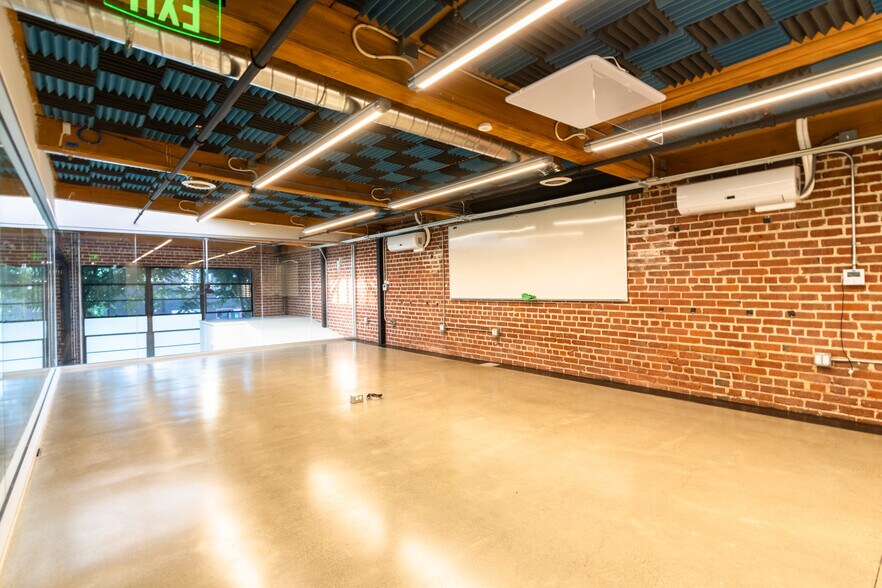 More Photos Of 75 14th St, San Francisco Light Distribution For Sale