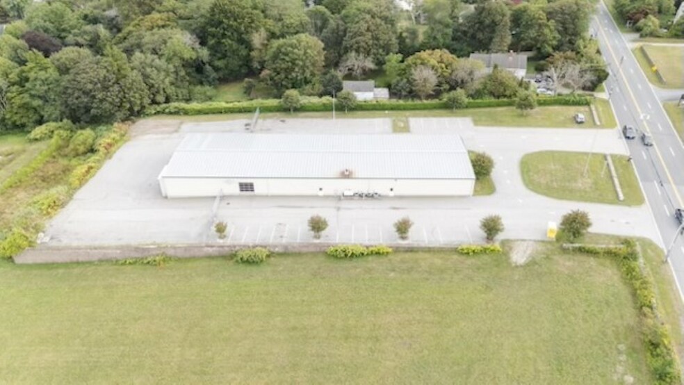 More Photos Of 1055 E Main Rd, Portsmouth Warehouse For Lease