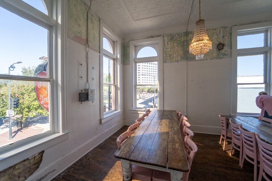 More Photos Of 102 S Main St, Victoria Storefront For Sale