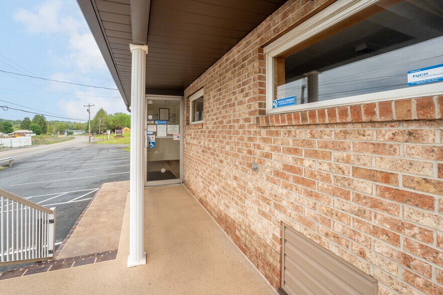 More Photos Of 725 N Pike St, Grafton Office For Sale