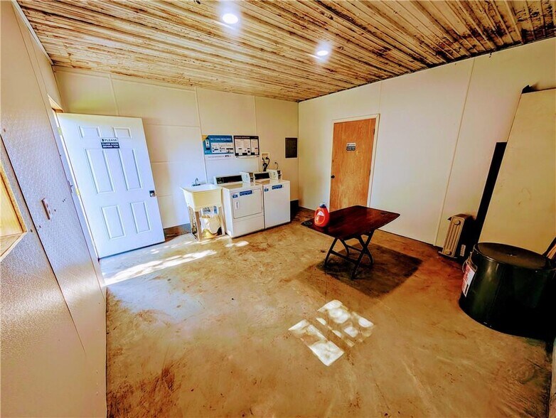 More Photos Of 74 2nd St, Moran Trailer Camper Park For Sale