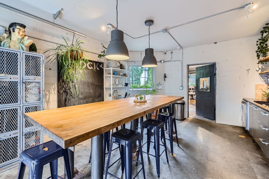 More Photos Of 2611 S 1st Ave, Minneapolis Office For Sale