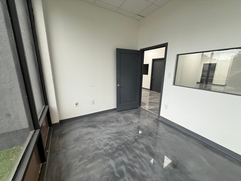 More Photos Of 900 N University Blvd, Jacksonville Medical For Lease