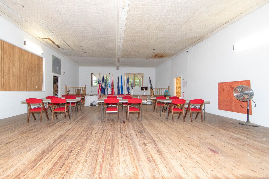 More Photos Of 913 Old Buckingham Rd, Cumberland Lodge Meeting Hall For Sale