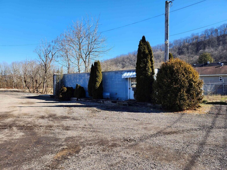 More Photos Of 2384 W 23rd St, Bellaire Warehouse For Sale