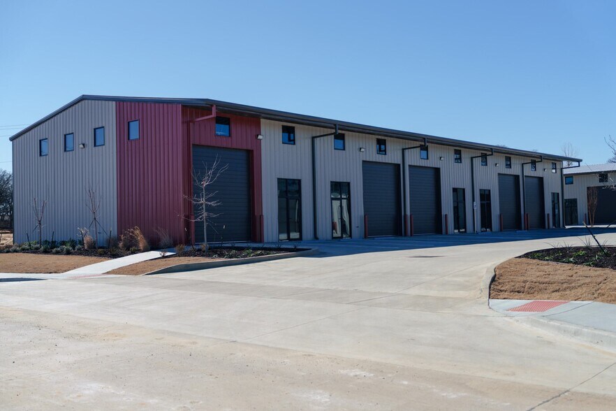 More Photos Of 108 E Pointe Dr, Weatherford Showroom For Lease