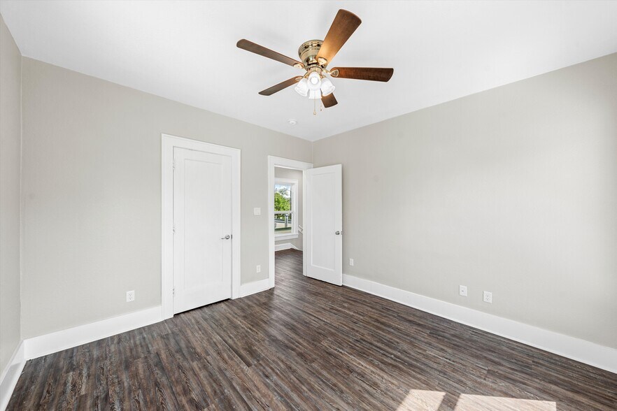 More Photos Of 1314 N 15th St, Waco General Retail For Sale
