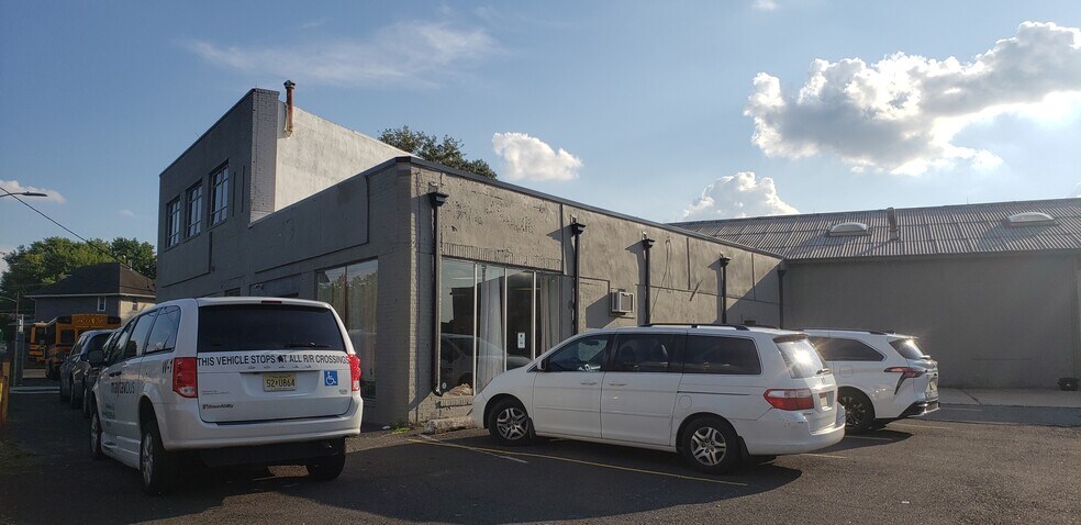 More Photos Of 2835 Crescent Blvd, Collingswood Light Manufacturing For Lease