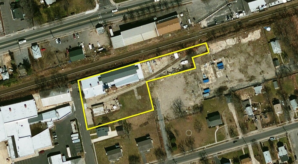 More Photos Of 2 Rossmore Ave, Central Islip Warehouse For Lease