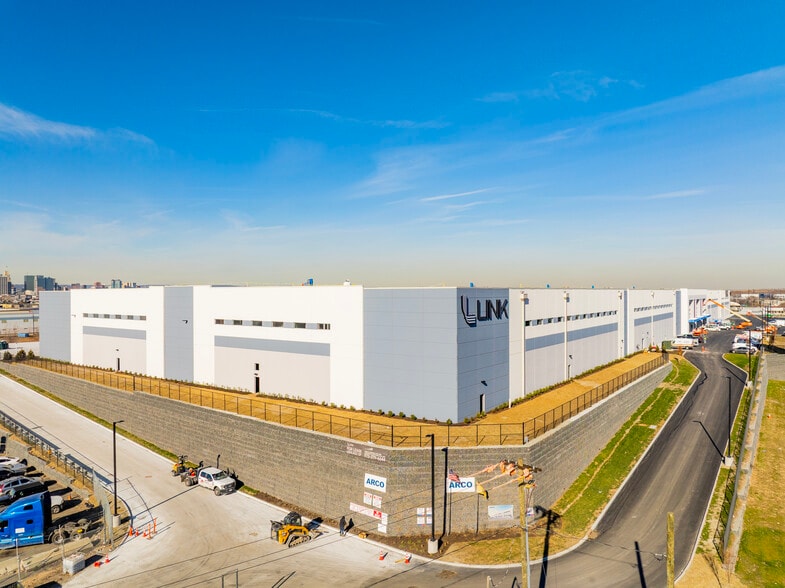 More Photos Of 105-161 Hyatt Ave, Newark Distribution For Lease