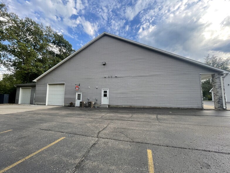 More Photos Of 11382-11394 N Linden Rd, Clio Storefront For Lease