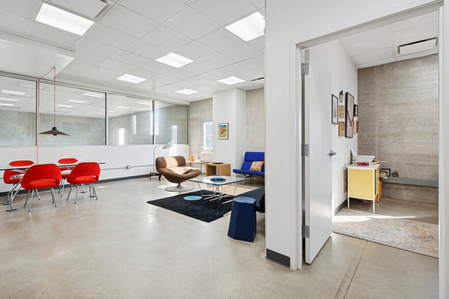 More Photos Of 2058 W Grand Ave, Chicago Loft Creative Space For Sale