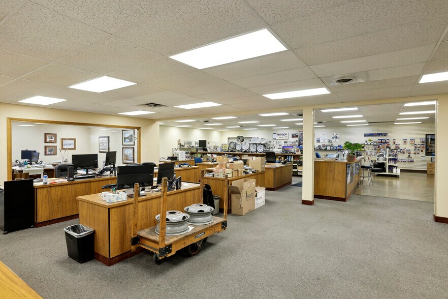 More Photos Of 2500 NE Kennedy St, Minneapolis Warehouse For Sale