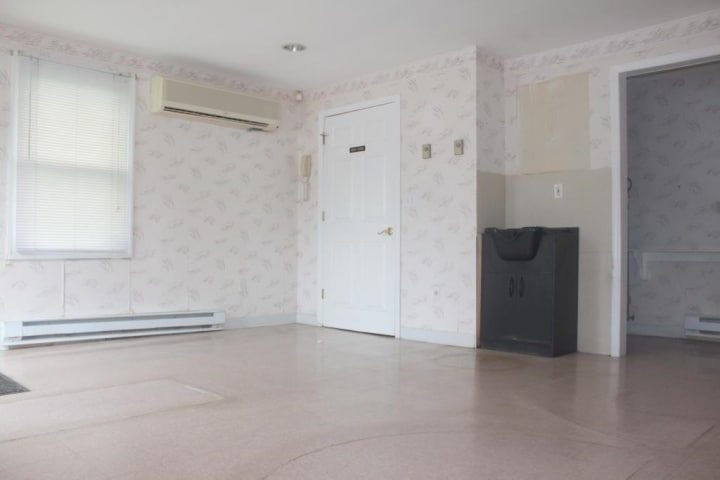 More Photos Of 28 Wall St, Oxford Freestanding For Lease