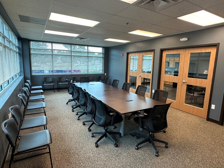 More Photos Of 651 N Broad St, Middletown Office For Lease