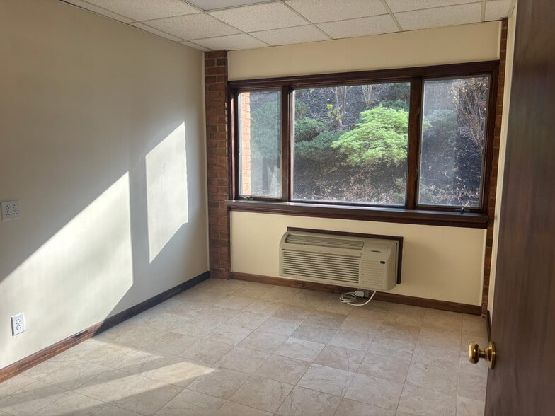 More Photos Of 400 Allen Dr, Charleston Medical For Lease