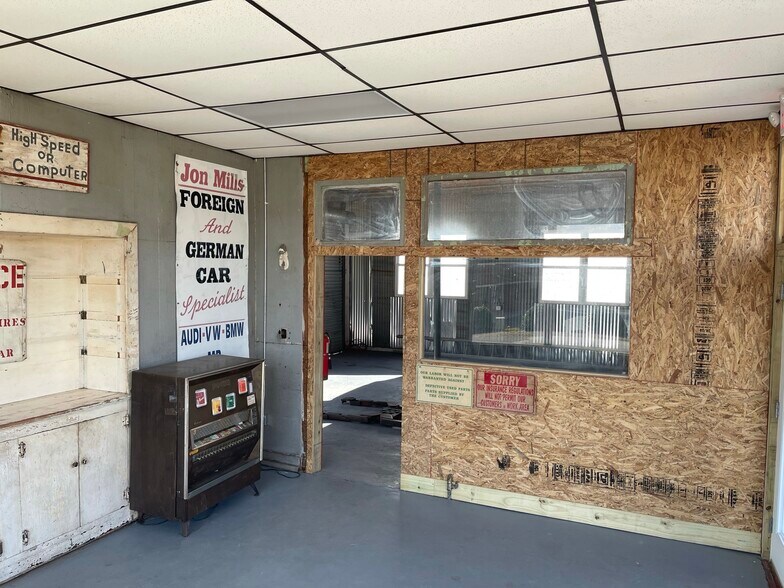 More Photos Of 538 W Atlanta St SE, Marietta Auto Repair For Lease