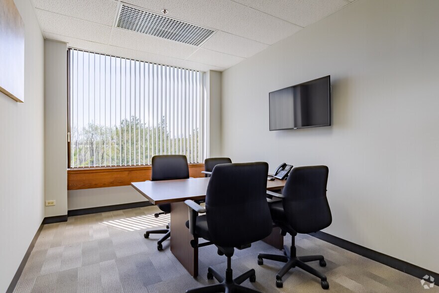 More Photos Of 2000 S Batavia Ave, Geneva Office For Lease