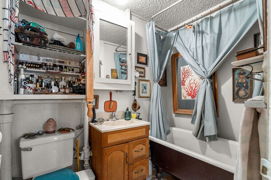 More Photos Of 2200 W Burbank Blvd, Burbank Freestanding For Sale