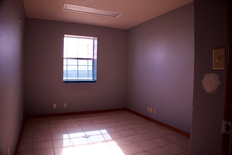 More Photos Of 3447 Highway 281, George West Auto Repair For Sale