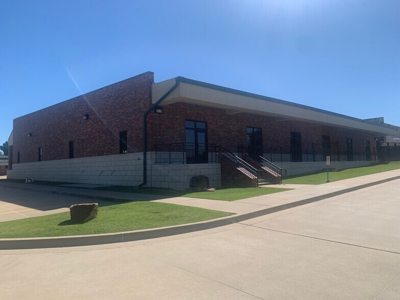 More Photos Of 1121 S Douglas Blvd, Oklahoma City Office For Lease