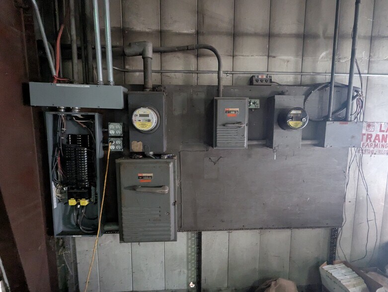 More Photos Of 125 Barlow Rd, Farmington Distribution For Sale